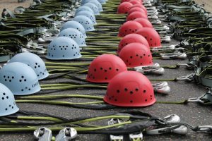 climbing-helmets-486644_1280-min
