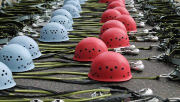 climbing-helmets-486644_1280-min